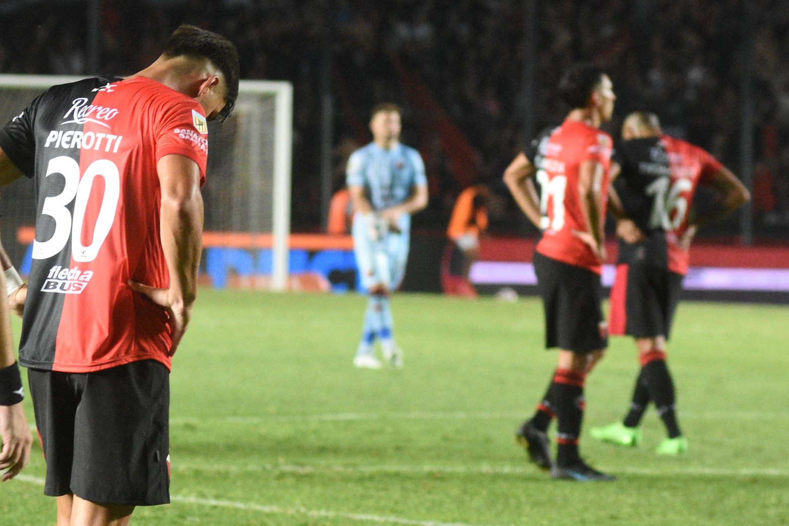 Santiago Pierotti mira el piso y no puede levantar la cabeza cuando terminó el partido.