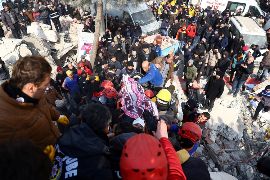 Rescuers carry 20-year-old survivor Ibrahim Kantrji, in the aftermath of a deadly earthquake, in Kahramanmaras, Turkey, February 10, 2023. REUTERS/Ronen Zvulun