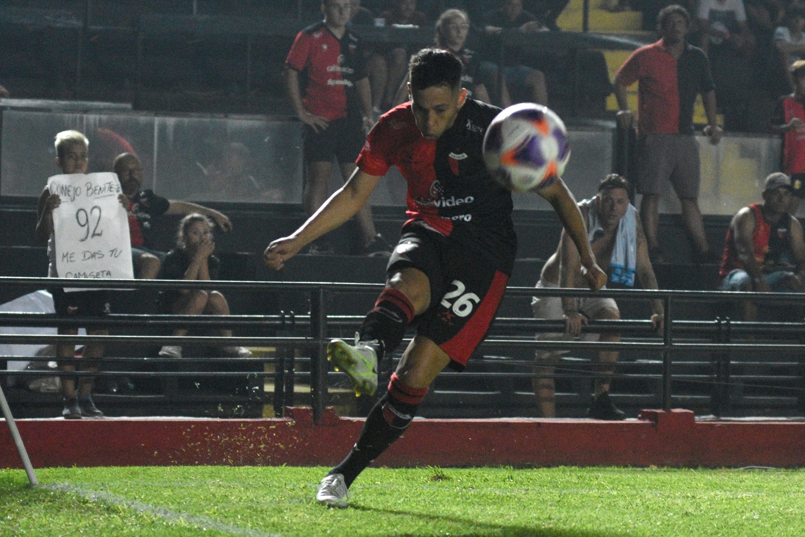 Deportivo centro. Eric Meza ejecuta un córner. El lateral fue el encargado de tirar centro al área grande.