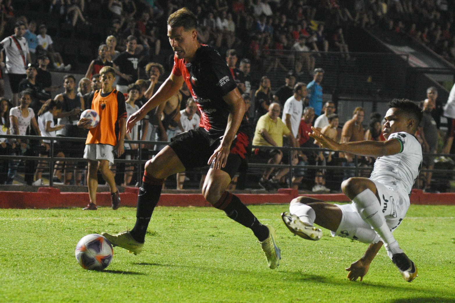 Julián Chicco reemplazó a Cristian Vega en el inicio del segundo tiempo.