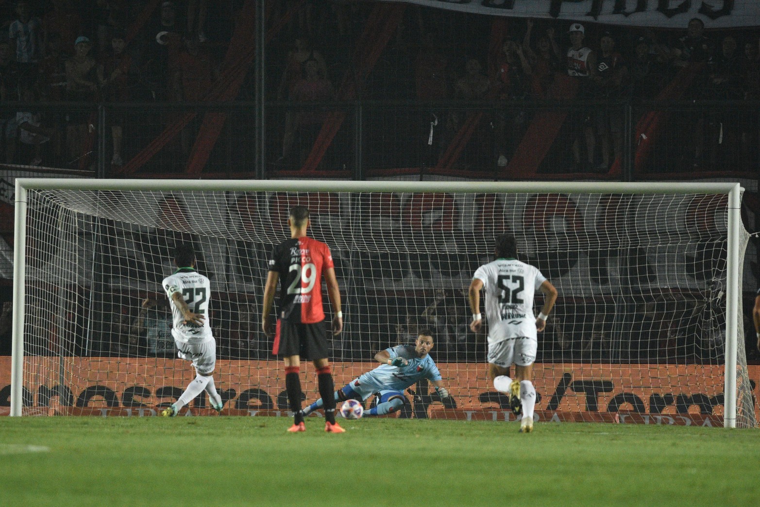 El penal a los tres minutos del primer tiempo. Vega hizo un foul que llegó a destiempo y Sarmiento consiguió la ventaja. 