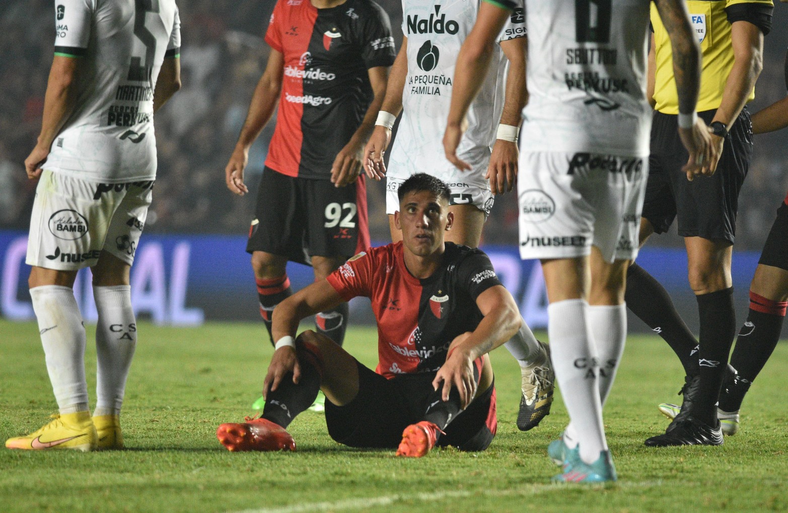 Leonel Picco quedó en el piso. El medio campo de Colón no encuentra el equilibrio.