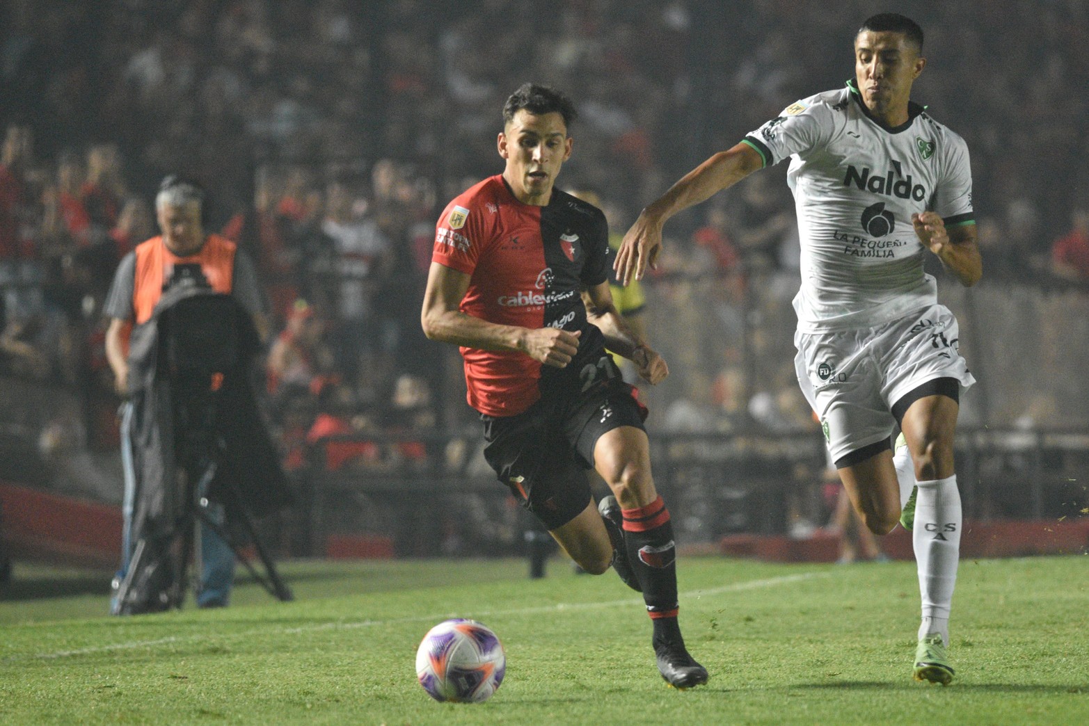 Eric Meza intenta desbordar por su lateral.