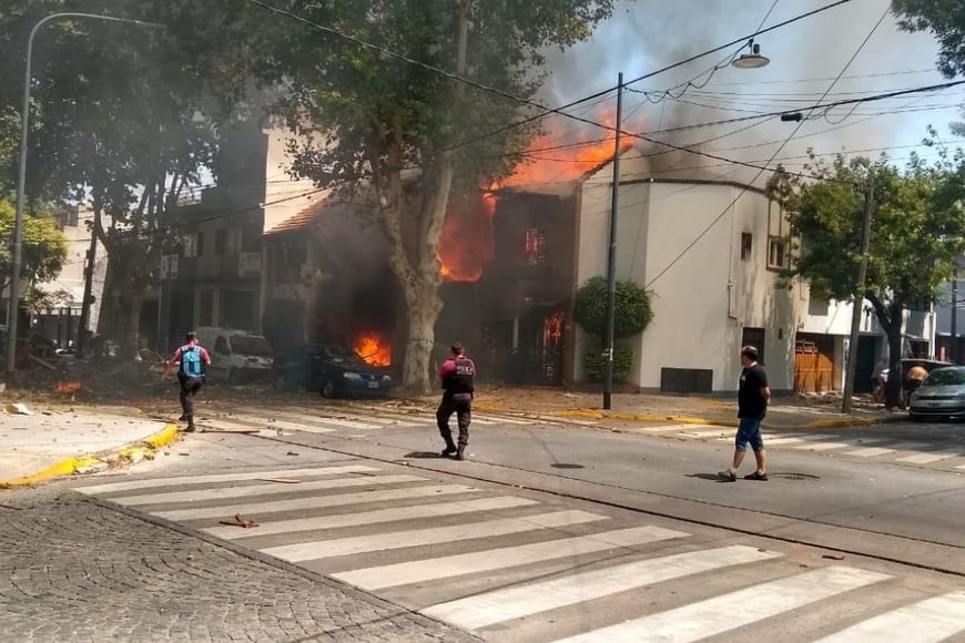 La vivienda ardiendo en Villa Devoto. Crédito: Télam