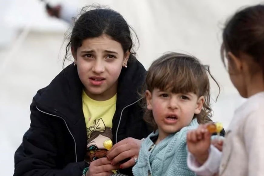 Niños que se han quedado sin familia pululan por los refugios Créditos: Benoit Tessier/ Reuters