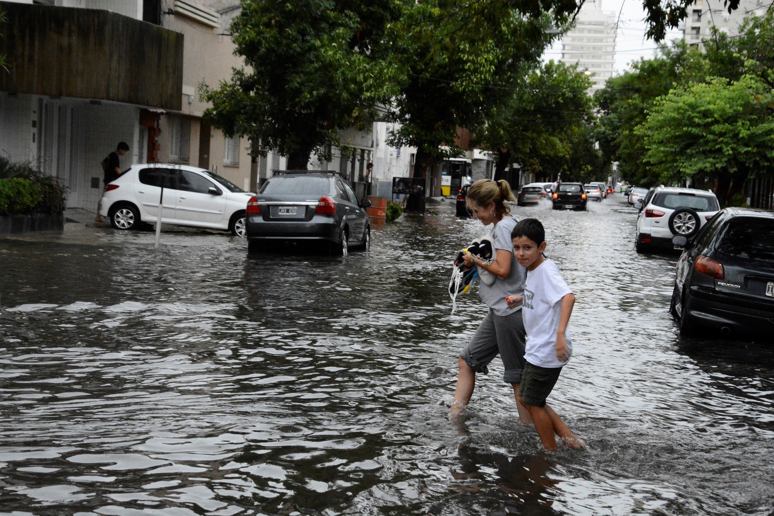 En la zona de avenida Freyre y Catamarca otra vez se vuelve a acumular agua. Cerca de 30 mm. cayeron está mañana hasta el mediodía.