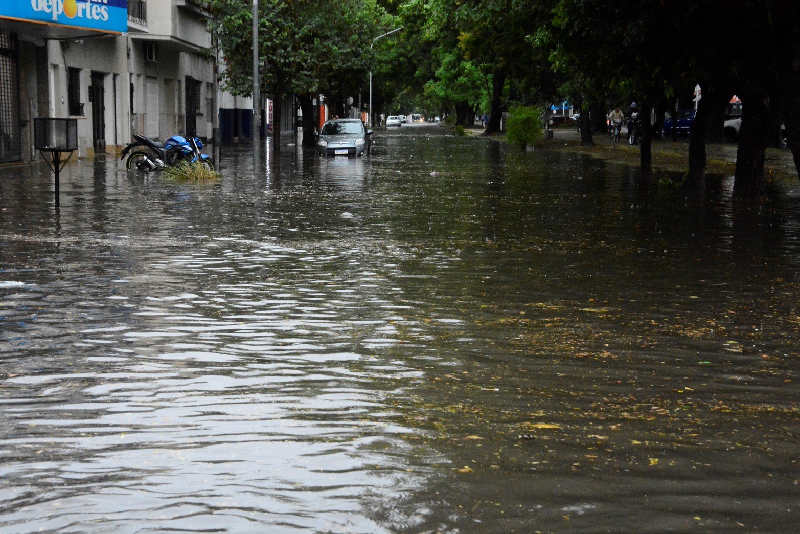 En la zona de avenida Freyre y Catamarca otra vez se vuelve a acumular agua. Cerca de 30 mm. cayeron está mañana hasta el mediodía.