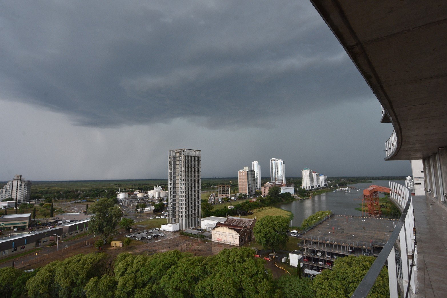 Por segundo día en la ciudad volvió a llover. Foto Mauricio Garín