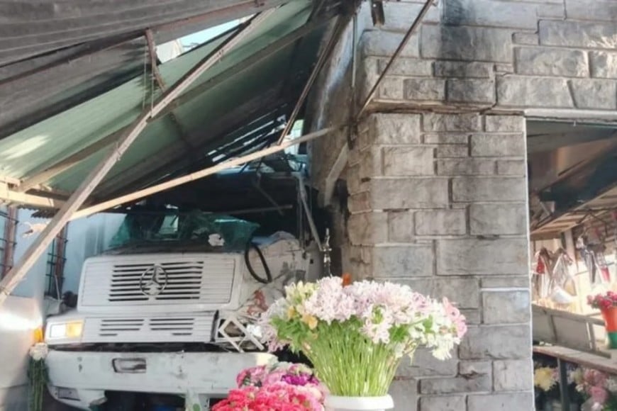 Un camión se incrustó contra un puesto de flores en Morón: dos heridos - El  Litoral