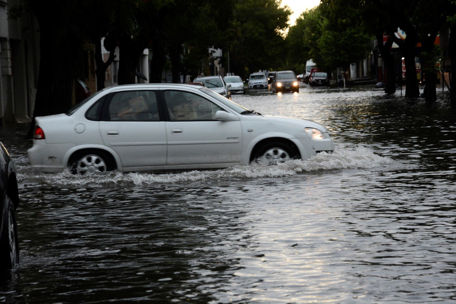 En la zona de avenida Freyre y Catamarca otra vez se vuelve a acumular agua. Cerca de 30 mm. cayeron está mañana hasta el mediodía.