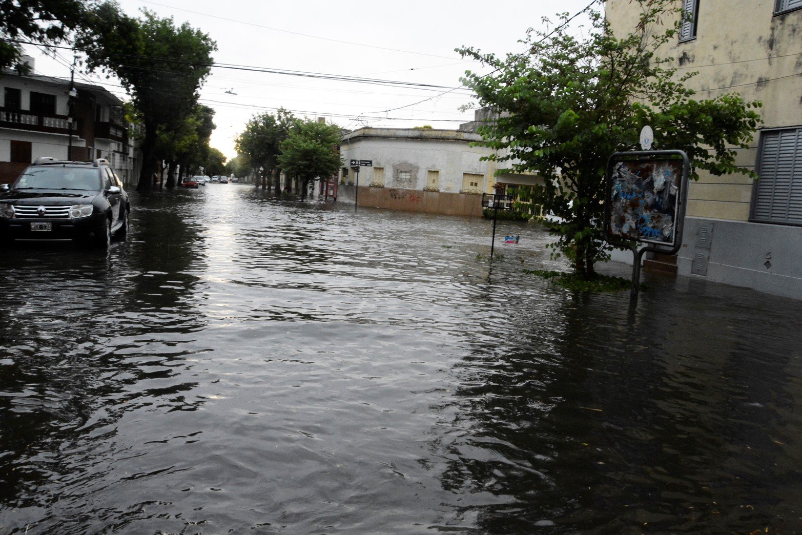 En la zona de avenida Freyre y Catamarca otra vez se vuelve a acumular agua. Cerca de 30 mm. cayeron está mañana hasta el mediodía..