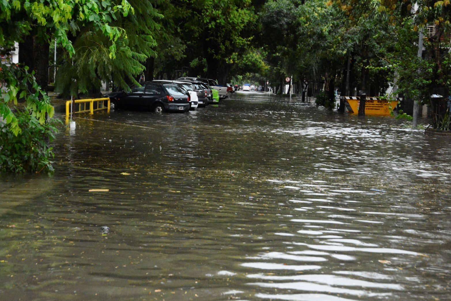 En la zona de avenida Freyre y Catamarca otra vez se vuelve a acumular agua. Cerca de 30 mm. cayeron está mañana hasta el mediodía.