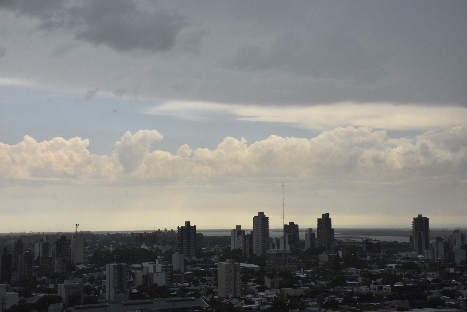 Por segundo día en la ciudad volvió a llover. Foto Mauricio Garín