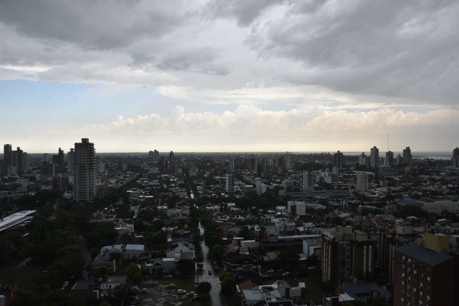 Desde lo alto, así se movió el frente de tormenta. Foto Mauricio Garín