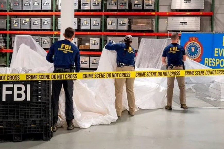 Agentes especiales del FBI procesando material recuperado. Créditos: FBI Handout/ Reuters