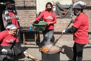 La falta de servicios básicos constituye una de las principales problemáticas en los barrios populares donde la urgencia, siempre, es comer. Crédito: Unicef