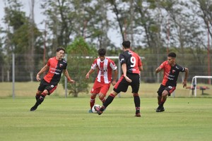 En el comienzo del segundo tiempo sacó ventaja el rojinegro. Crédito: Flavio Raina