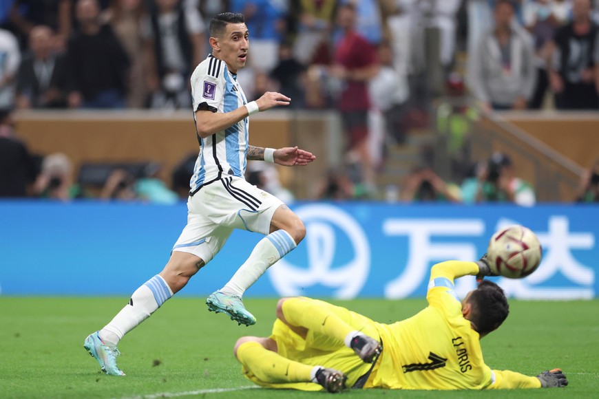 (221218) -- LUSAIL, 18 diciembre, 2022 (Xinhua) -- Angel di Maria (i), de Argentina, anota el segundo gol del equipo durante el partido correspondiente a la final entre Argentina y Francia en la Copa Mundial de la FIFA 2022, en el Estadio Lusail, en Lusail, Qatar, el 18 de diciembre de 2022. (Xinhua/Li Ming) (ah) (ce)
