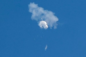 FILE PHOTO: The suspected Chinese spy balloon drifts to the ocean after being shot down off the coast in Surfside Beach, South Carolina, U.S. February 4, 2023.  REUTERS/Randall Hill/File Photo