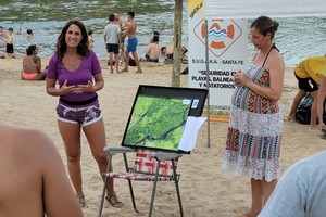 Intercambio. De forma amena, las especialistas brindan información a los bañistas en una jornada de playa.