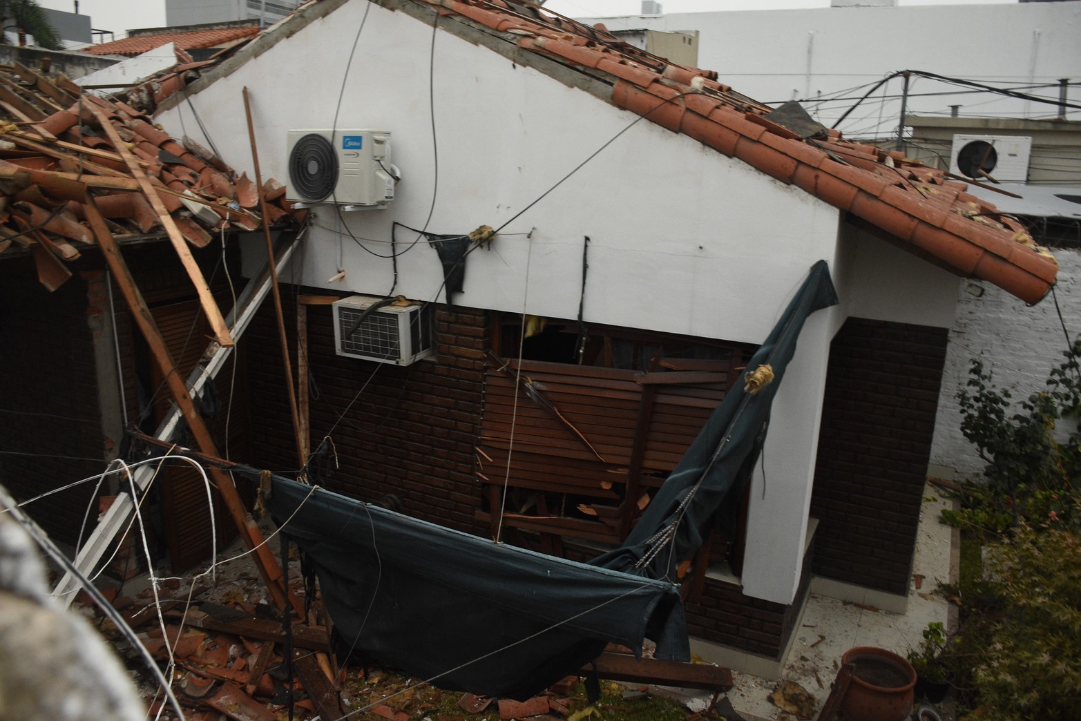 Desde una terraza de la casa lindante. Así quedó parte de la estructura de la casa. Foto Mauricio Garín