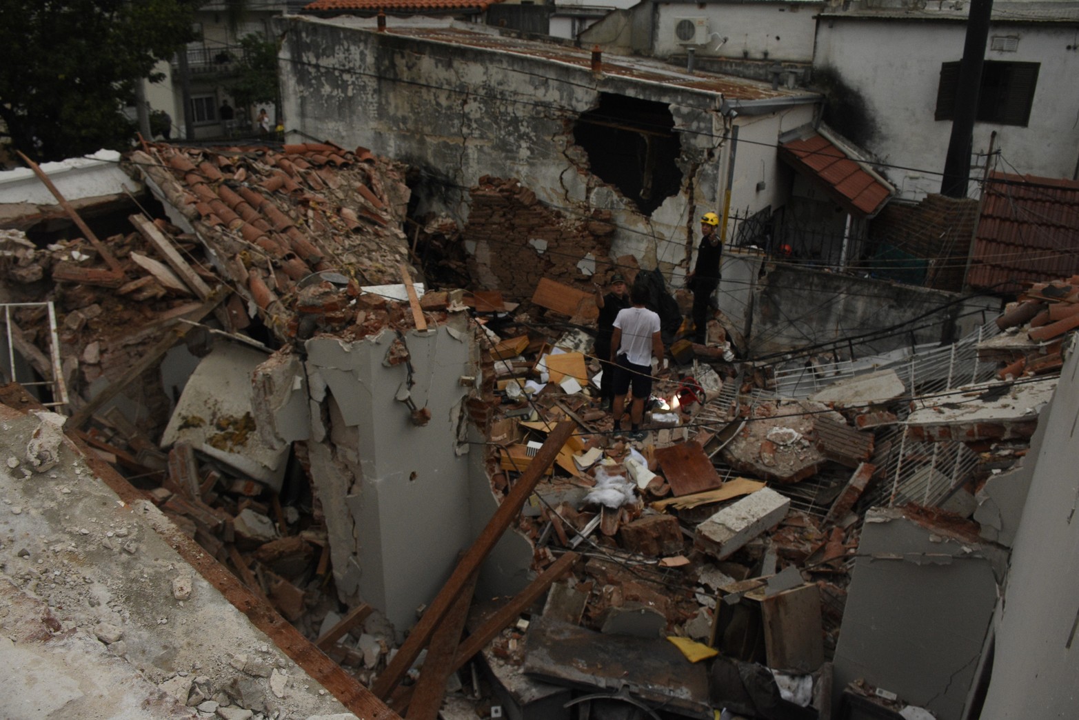 Desde una terraza de la casa lindante. Así quedó parte de la estructura de la casa. Foto Mauricio Garín