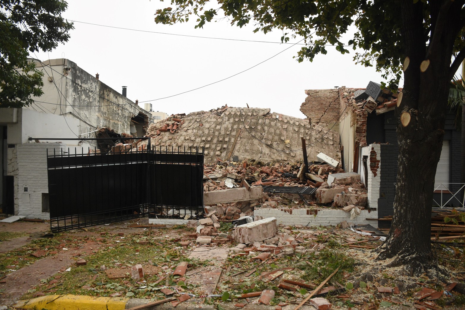 El frente de la casa quedó totalmente destruido. Las personas que salvaron su vida tiene quemaduras debido al incendio que se produjo. Foto Mauricio Garín