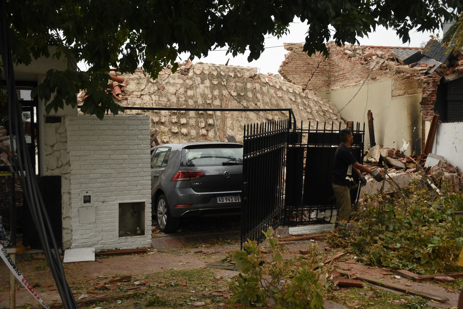 El automóvil quedó aplastado por escombros. Habían llegado de vacacionar.  Foto Mauricio Garín