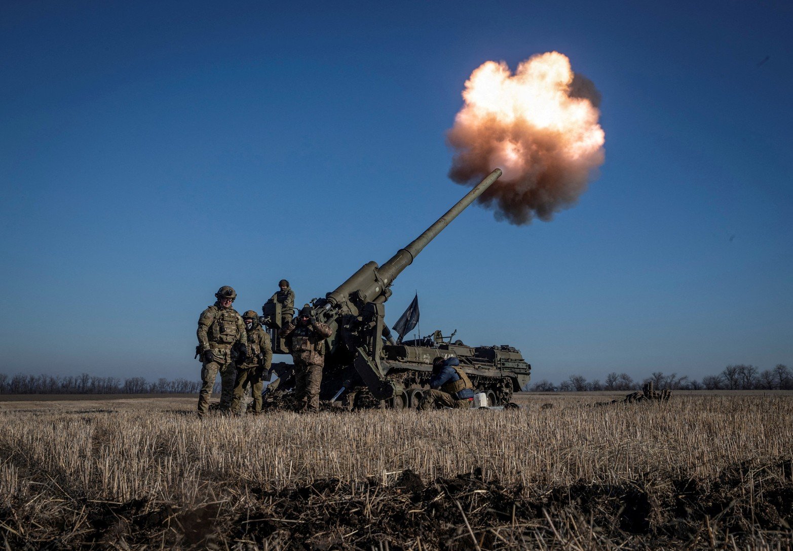 Los militares ucranianos disparan un arma autopropulsada 2S7 Pion hacia las posiciones rusas, en medio del ataque de Rusia a Ucrania, en una línea de frente 