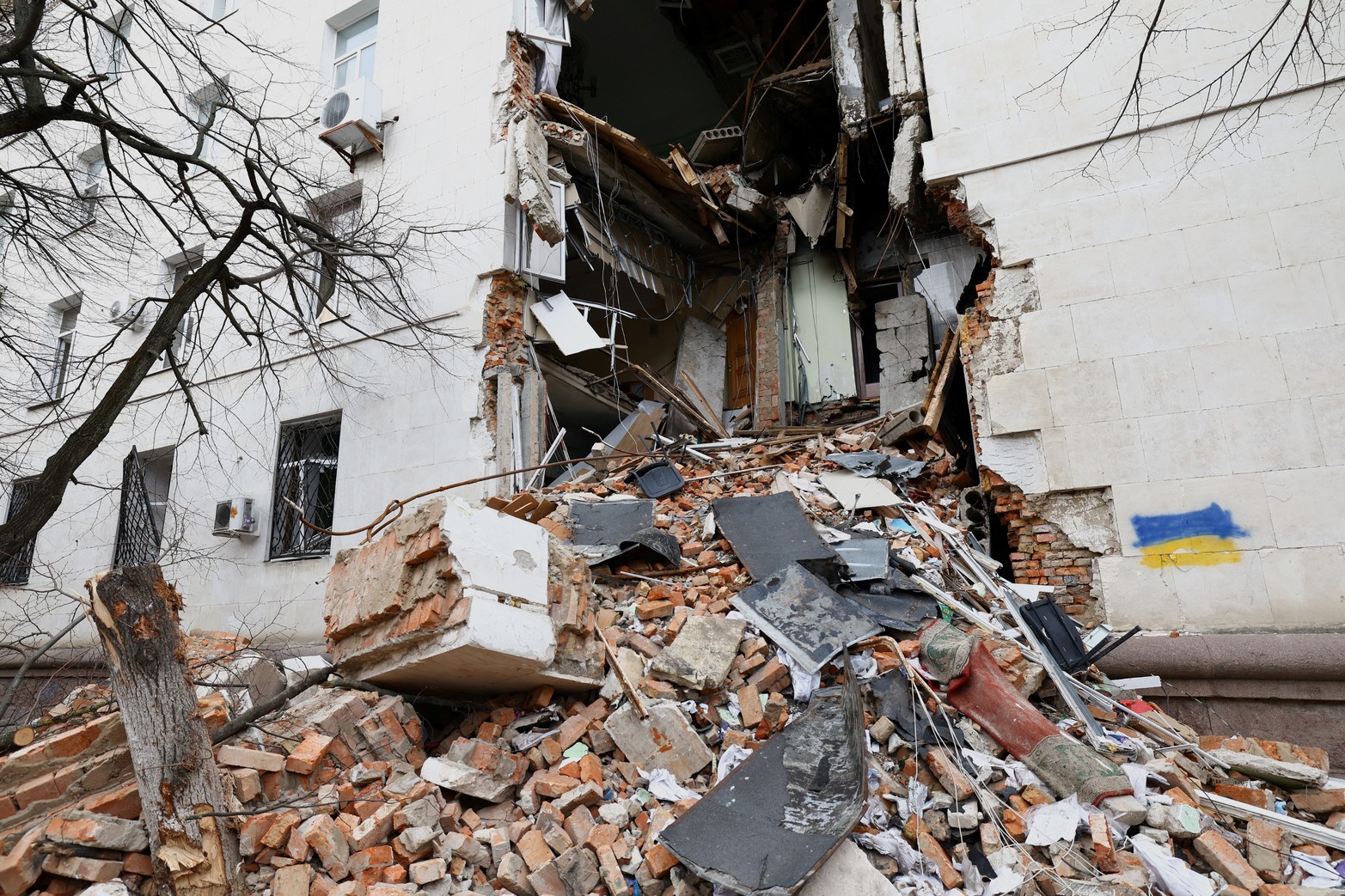 El edificio de la administración regional que resultó dañado por los bombardeos se ve en el  primer aniversario de la invasión rusa de Ucrania, en Kherson.