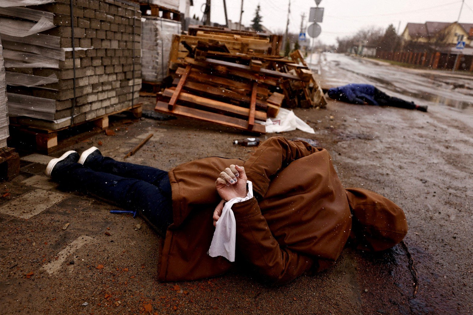 A un año de la invasión de Rusia a Ucrania. Un cuerpo con las manos atadas con tela blanca, que según los residentes fue baleado por soldados rusos, yace en la calle, en medio de la invasión de Rusia a Ucrania, en Bucha, Ucrania, 3 de abril de 2022. 