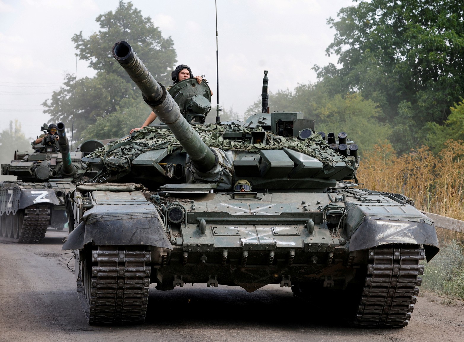 Miembros del servicio de las tropas prorrusas conducen tanques en el transcurso del conflicto entre Ucrania y Rusia cerca del asentamiento de Olenivka en la región de Donetsk
