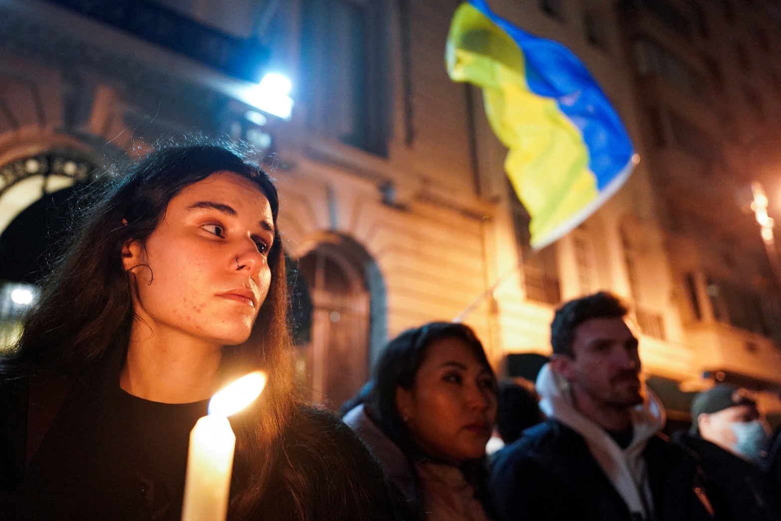 La gente realiza una vigilia silenciosa a la luz de las velas para mostrar su apoyo a Ucrania en la víspera del aniversario de la guerra, en la ciudad de Nueva York, EE. UU., el 23 de febrero de 2023. 