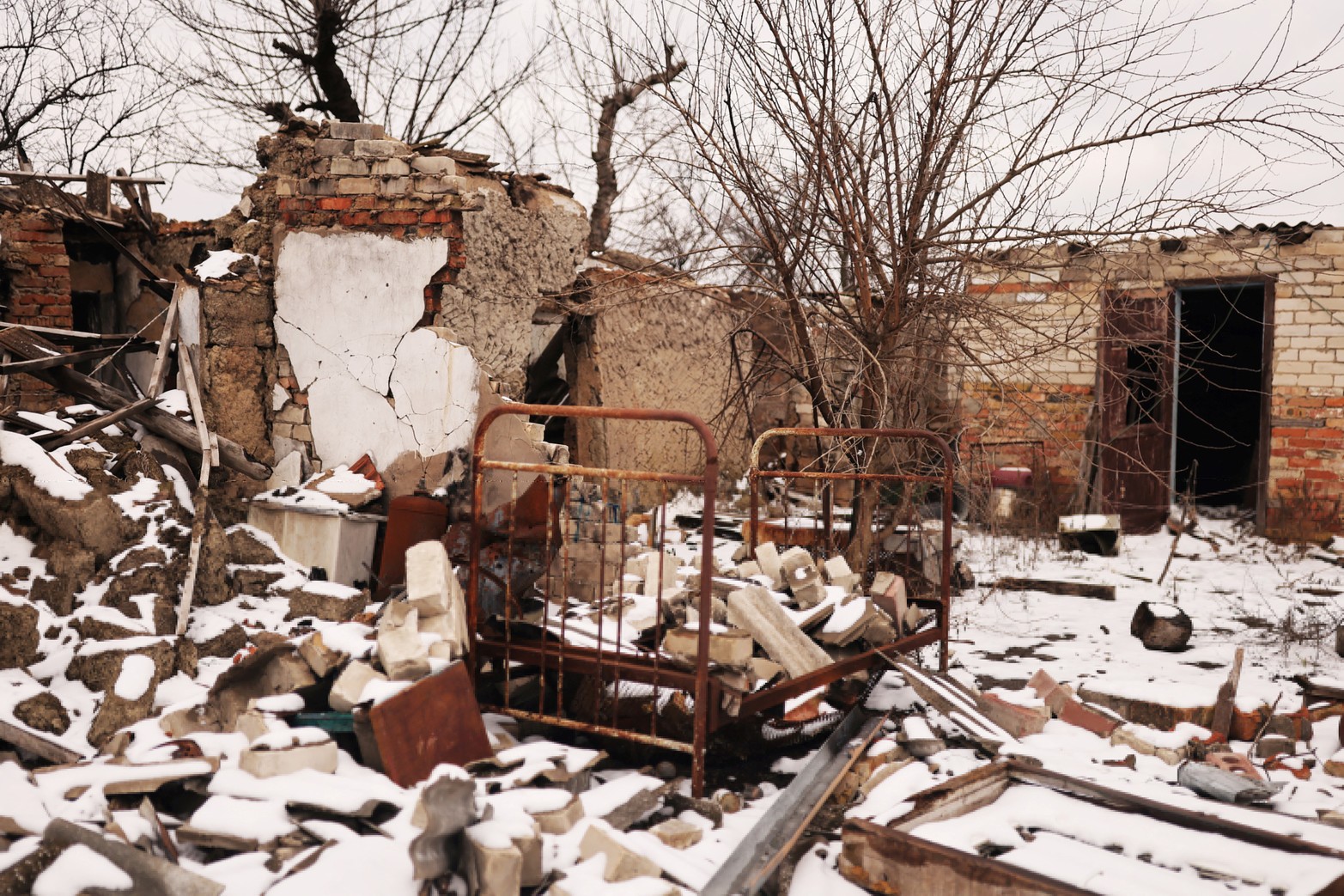 Una cama en una casa destruida durante los meses de ocupación rusa en el pueblo de Posad-Pokrovske, en medio de la invasión rusa de Ucrania