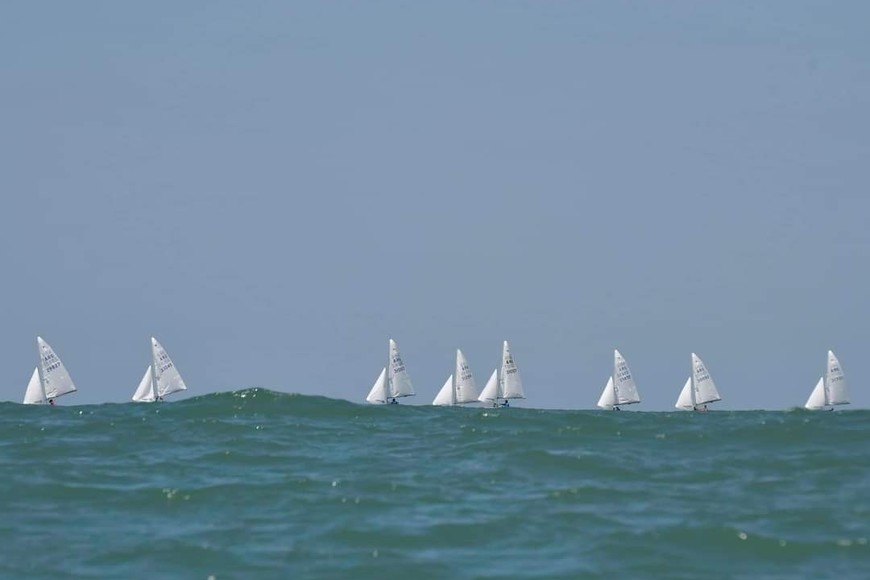 El equipo santaafesino de veleros snipe Genevois Genevois durante la 56° Semana Internacional del Yachting de Mar del Plata 2023. Gentileza Mariana Devo.