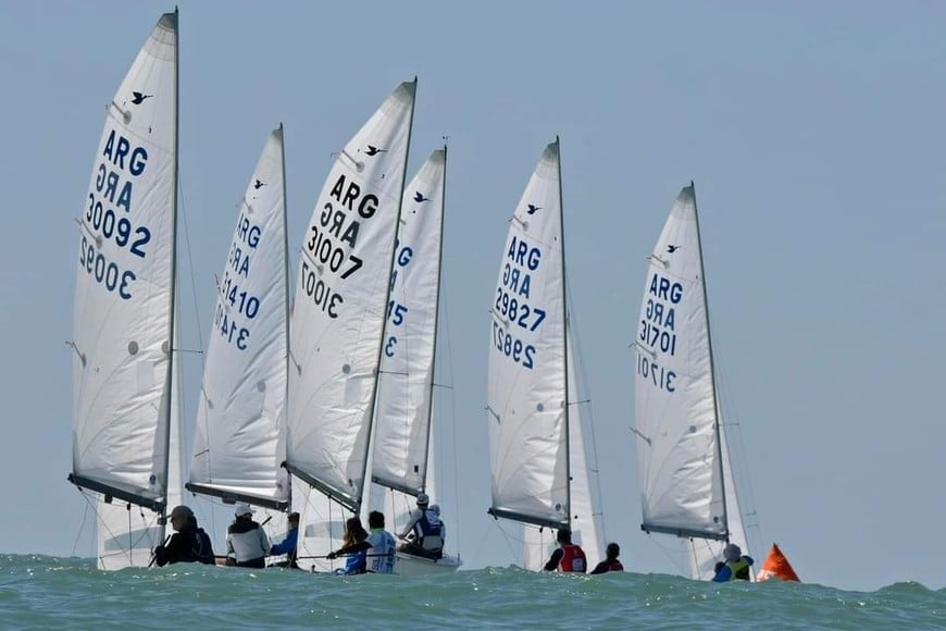 El equipo santaafesino de veleros snipe Genevois Genevois durante la 56° Semana Internacional del Yachting de Mar del Plata 2023. Gentileza Mariana Devo.