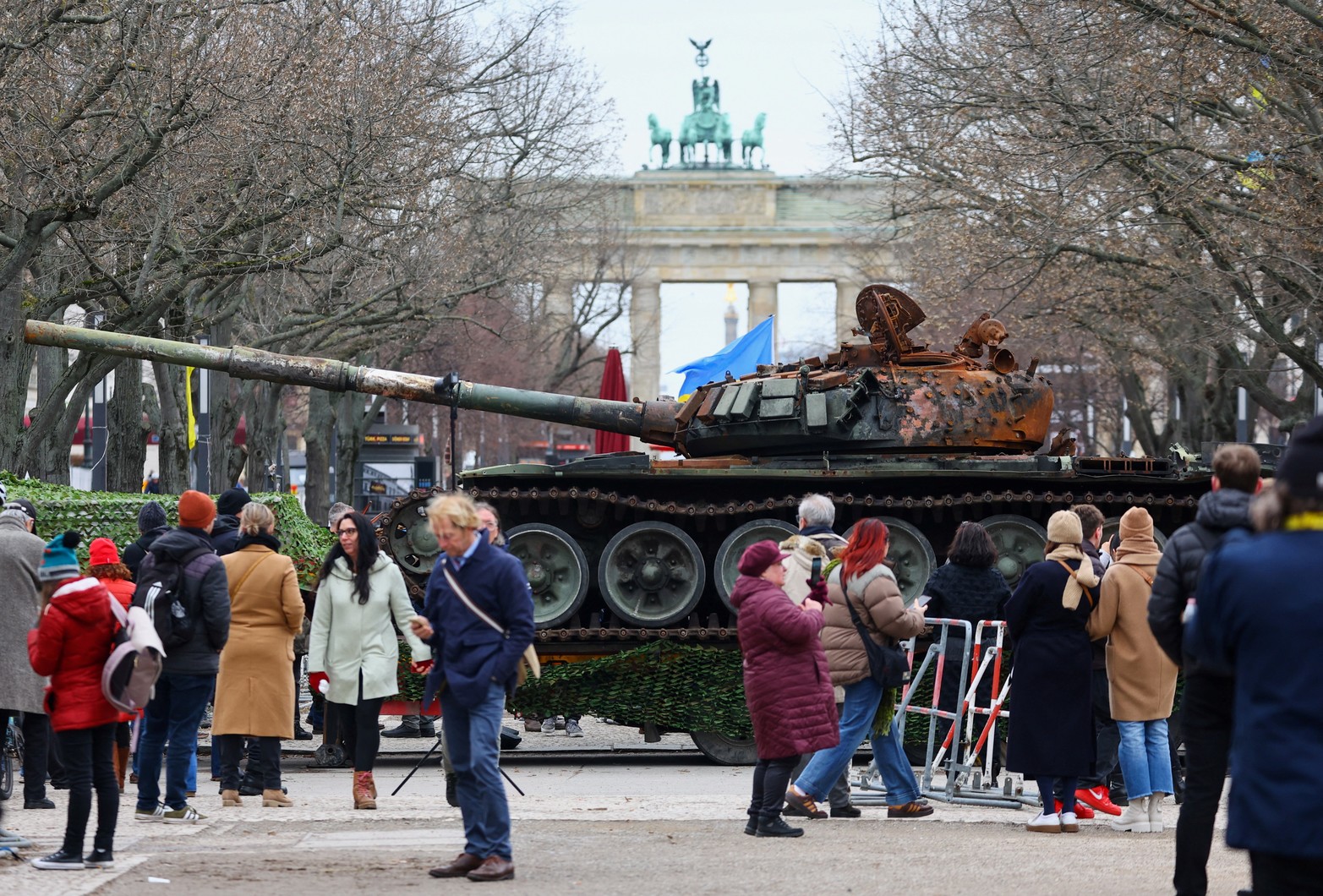 Los restos de un tanque ruso T-72 destruido, asegurado en la aldea ucraniana de Dmytrivka, en las afueras de Kiev, se exhiben cerca de la Puerta de Brandenburgo durante un evento para conmemorar el primer aniversario de la invasión rusa de Ucrania, en Berlín, Alemania. ,