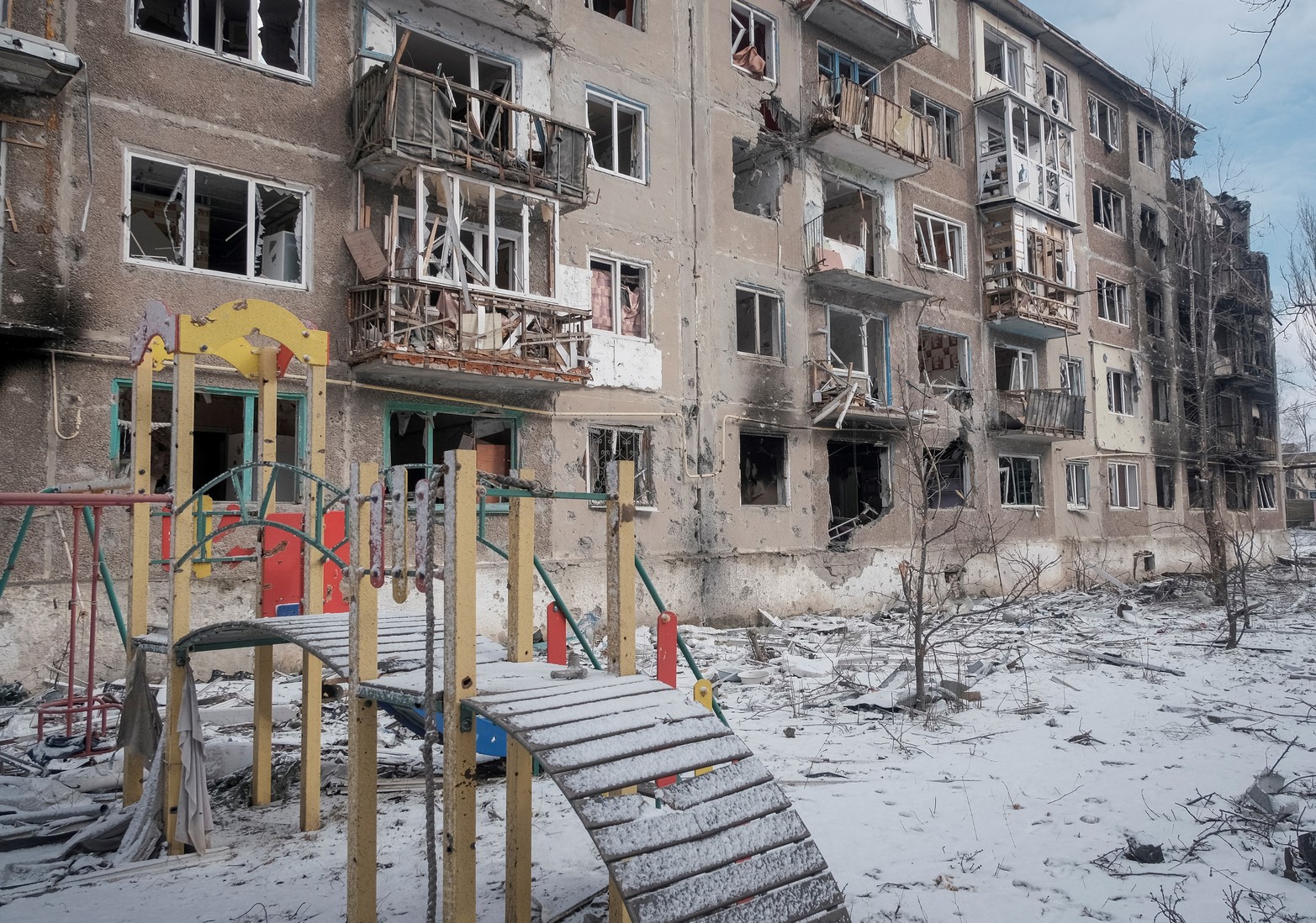 
Una vista general muestra un edificio dañado por un ataque militar ruso, en medio del ataque de Rusia a Ucrania