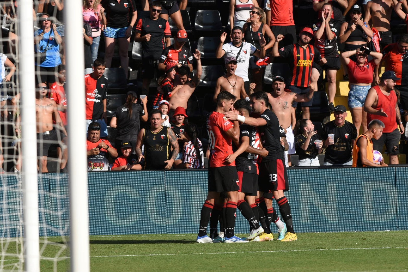 Con el debut de Pipo Gorosito, el "Sabalero" empató 1 a 1 con el "Globo" en el estadio Brigadier López. Foto: Eduardo Seval