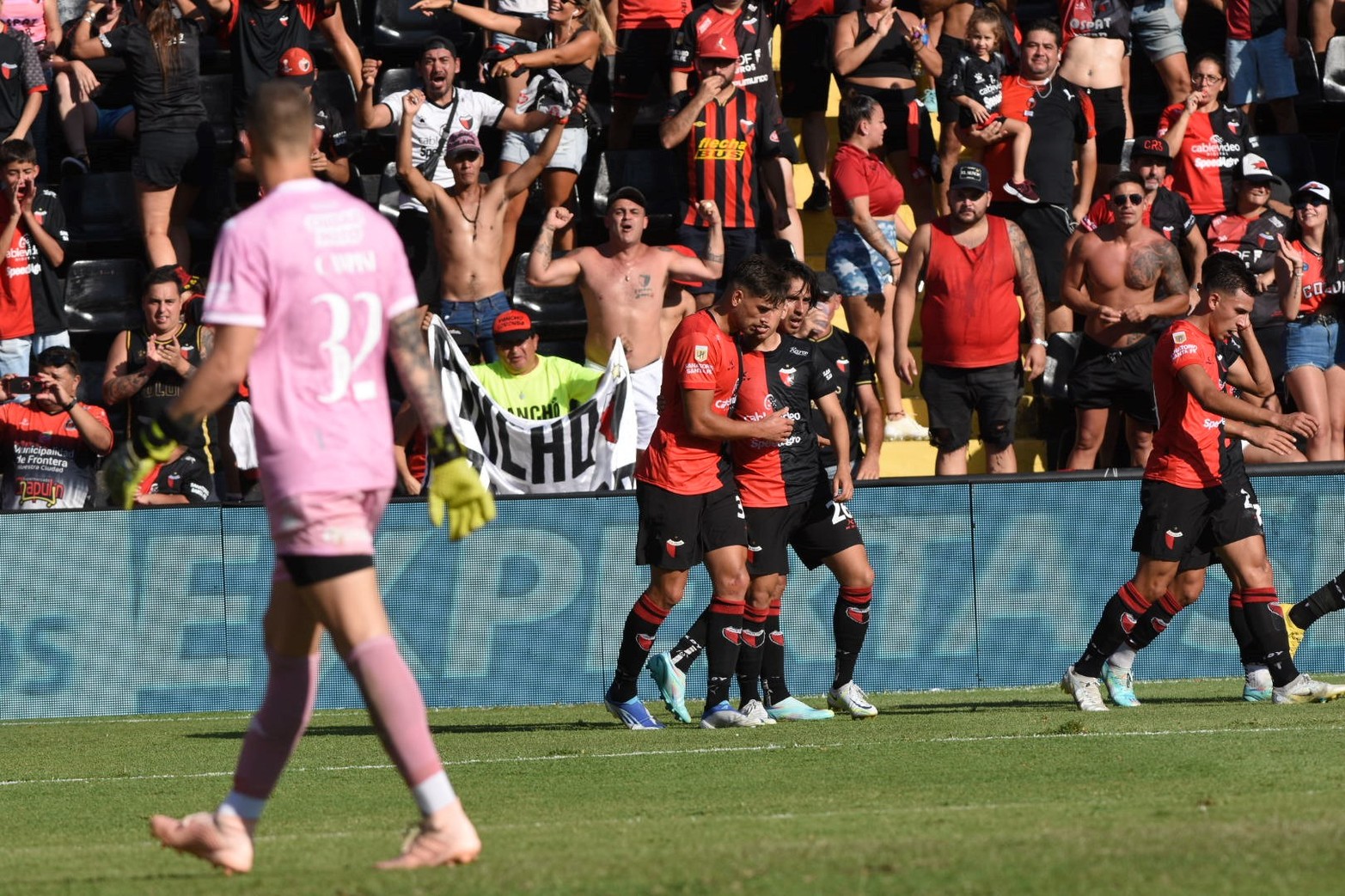 Con el debut de Pipo Gorosito, el "Sabalero" empató 1 a 1 con el "Globo" en el estadio Brigadier López. Foto: Eduardo Seval