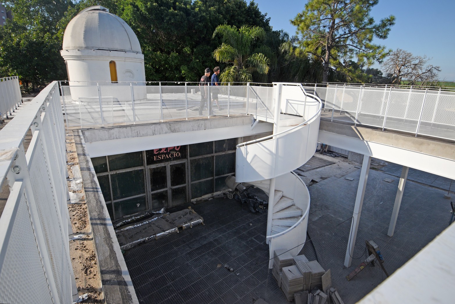 En obras. La escalera caracol accede a una gran terraza para ver las estrellas.