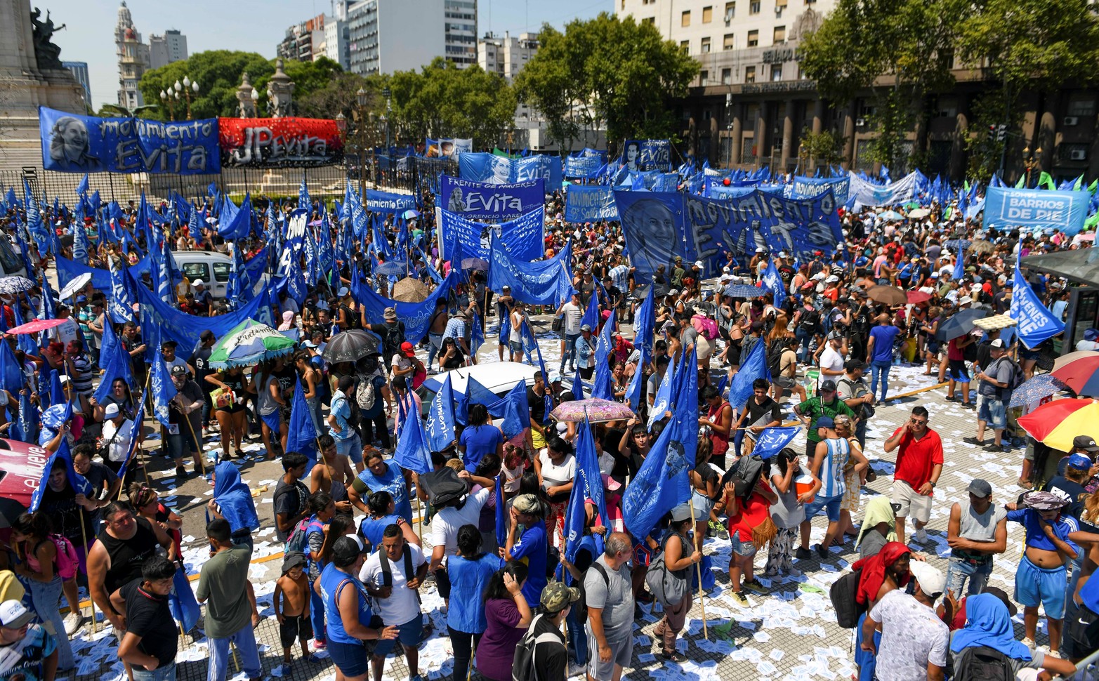 Militantes en las afueras del Congreso. Crédito: NA