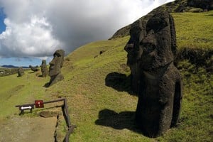 Statues named "Moai" are seen on a hill at Easter Island, Chile February 1, 2019. Picture taken February 1, 2019. REUTERS/Jorge Vega isla de pascua  desmalezamiento y limpieza de la isla de pascua