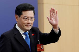 Chinese Foreign Minister Qin Gang waves as he arrives for a news conference on the sidelines of the National People's Congress (NPC) in Beijing, China March 7, 2023. REUTERS/Thomas Peter