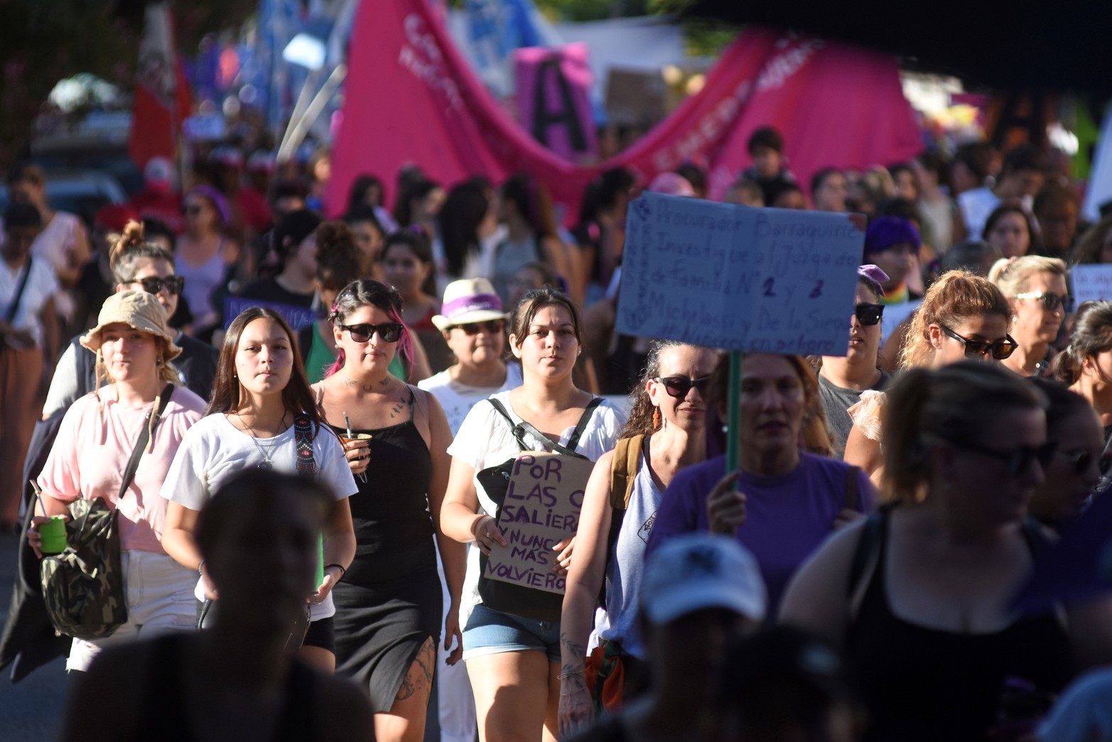8M: con epicentro en la Plaza 25 de Mayo, las mujeres y disidencias volvieron a las calles de la ciudad para luchar por sus derechos.