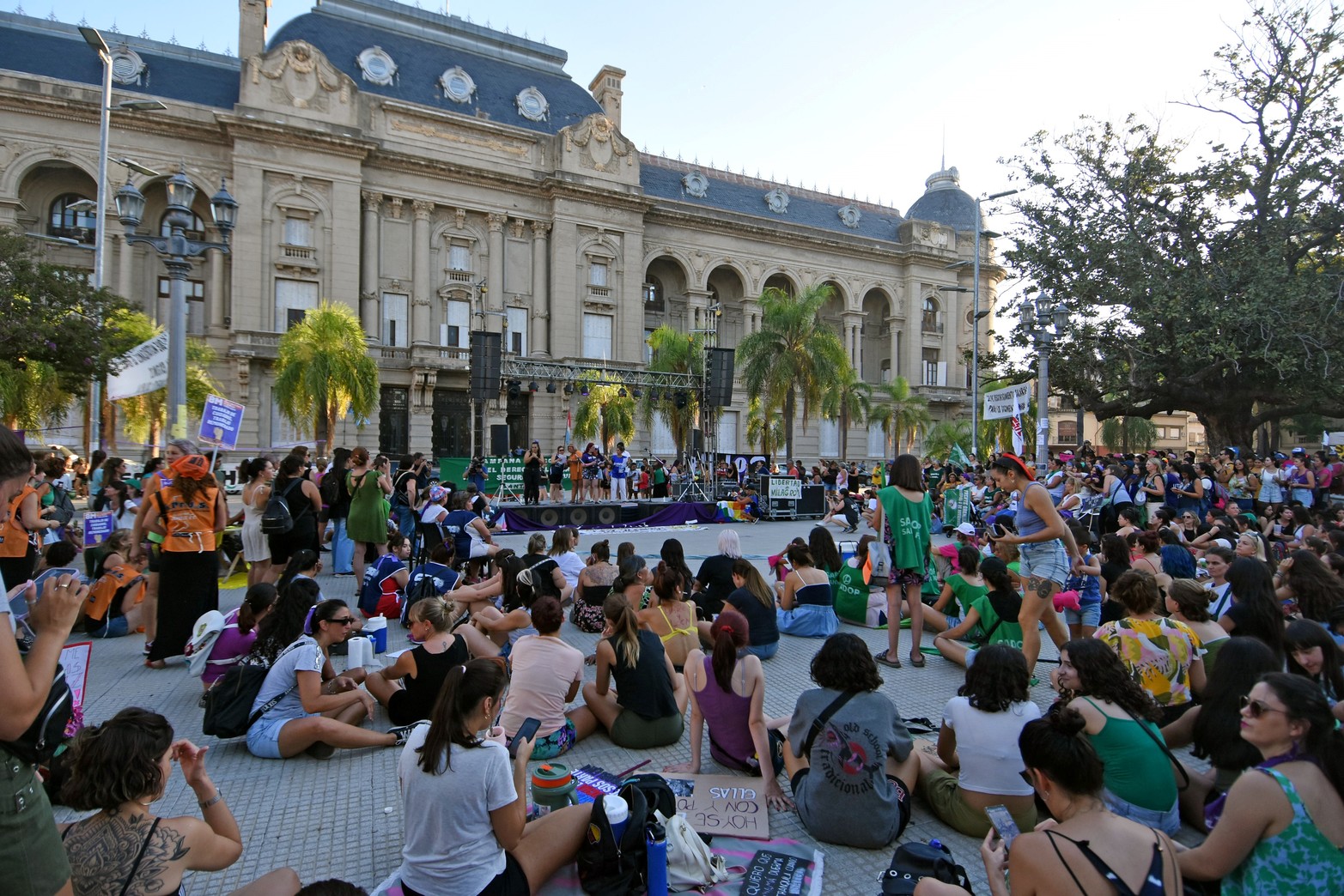 8M: con epicentro en la Plaza 25 de Mayo, las mujeres y disidencias volvieron a las calles de la ciudad para luchar por sus derechos.