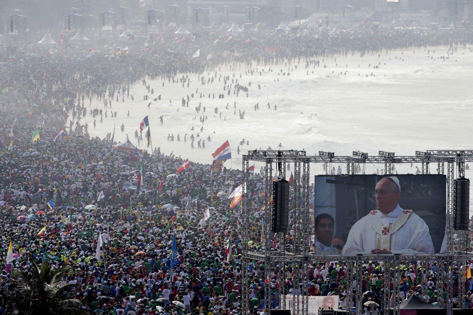 2013. Primera vista a Sudamerica. En la playa de Copacabana de Río de Janeiro para retransmitir la misa de clausura de la XXVIII Jornada Mundial de la Juventud, que el papa Francisco ha oficiado ante tres millones de jóvenes de todo el mundo, y tras la cual anunciará la ciudad que acogerá el próximo encuentro mundial de la juventud católica. 