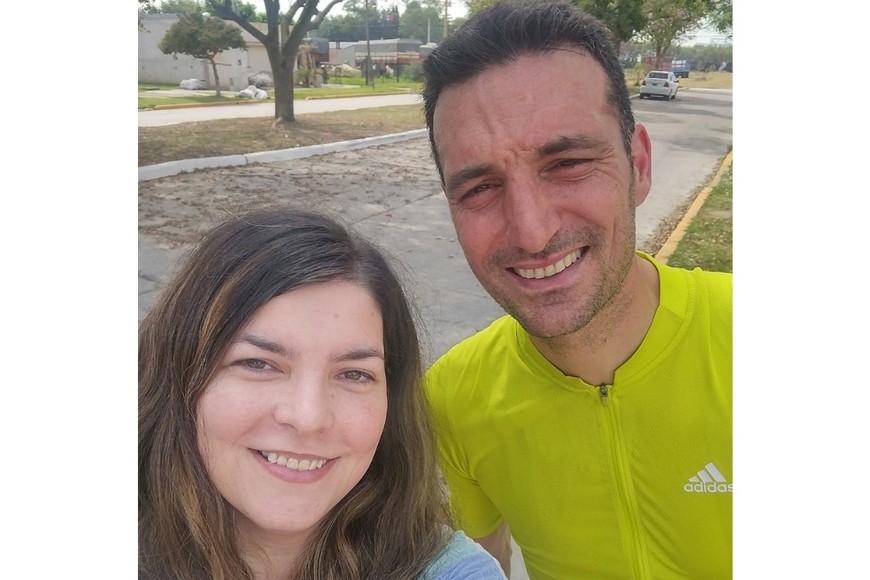 Una fanática llegó desde San Lorenzo para tratar de conocer a Scaloni. Se pudo tomar una foto con el DT. Crédito: Elisa Cortés