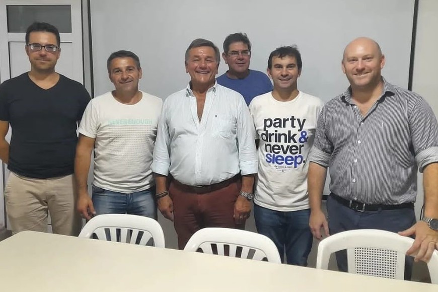 Con la participación del presidente comunal, Emiliano Monaca y Cristian Osta, se llevó a cabo una reunión informativa junto a comerciantes locales, de la que participaron Leandro Aglieri, secretario de Fececo, y Julio Cauzzo, presidente del Centro Comercial de Sauce Viejo.