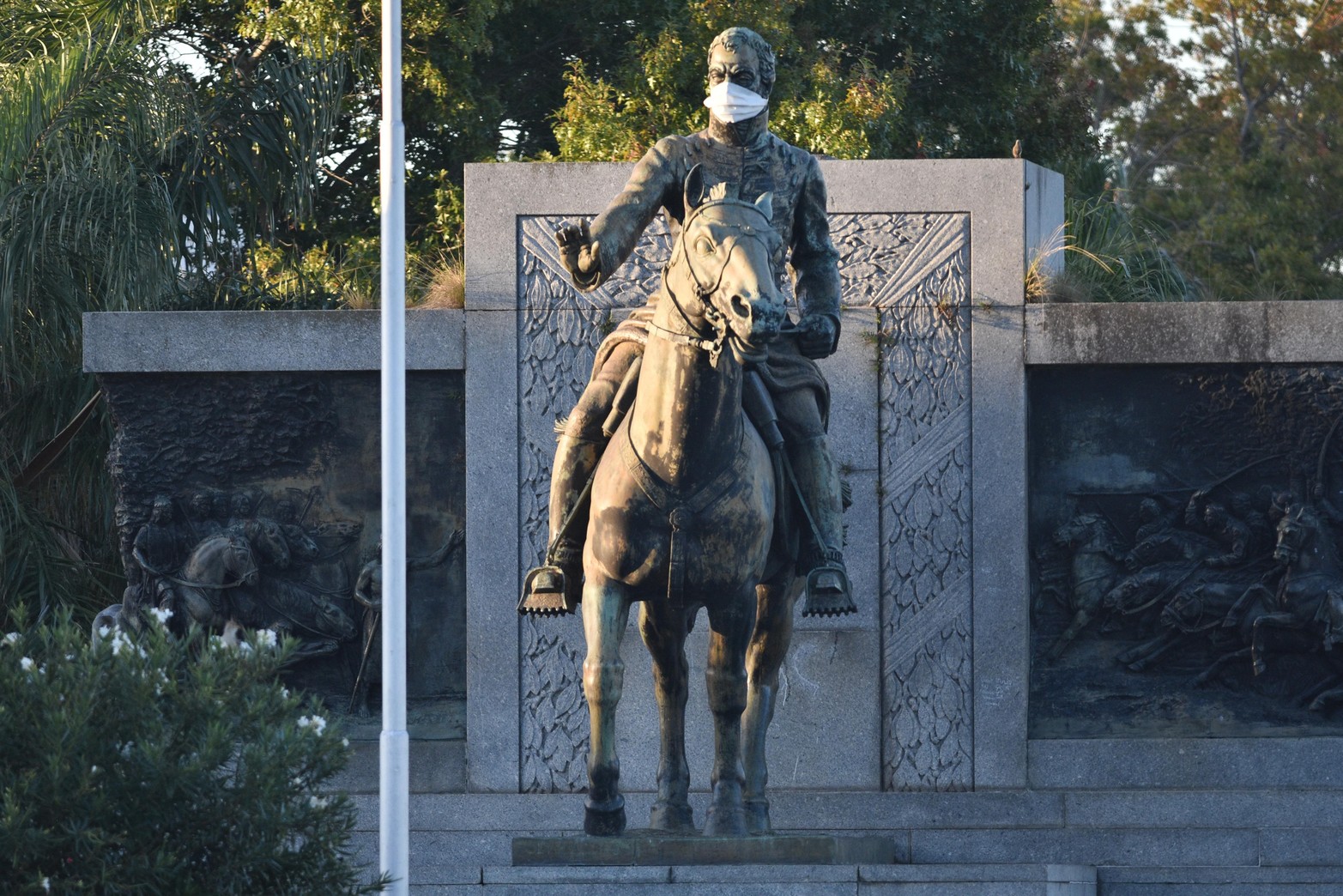 Al rostro del monumento del Brigadier López se le colocó un barbijo, como medida de concientización sanitaria.